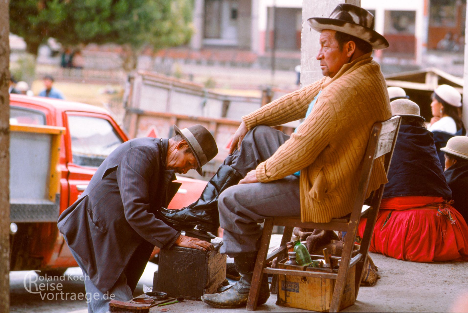 Ecuador - Schuhputzer auf dem Markt von Saquisili